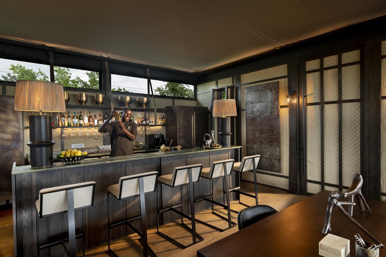 Elegante Bar mit Barkeeper beim Mixen erfrischender Drinks