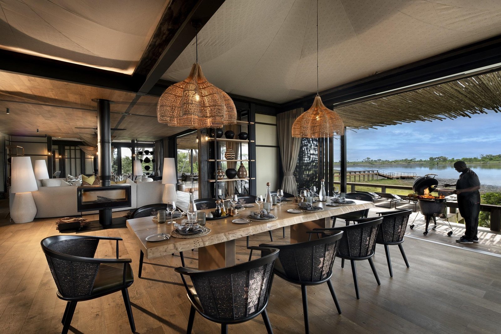 Gedeckter Tisch in der Hauptlodge mit Blick auf das Wasserloch