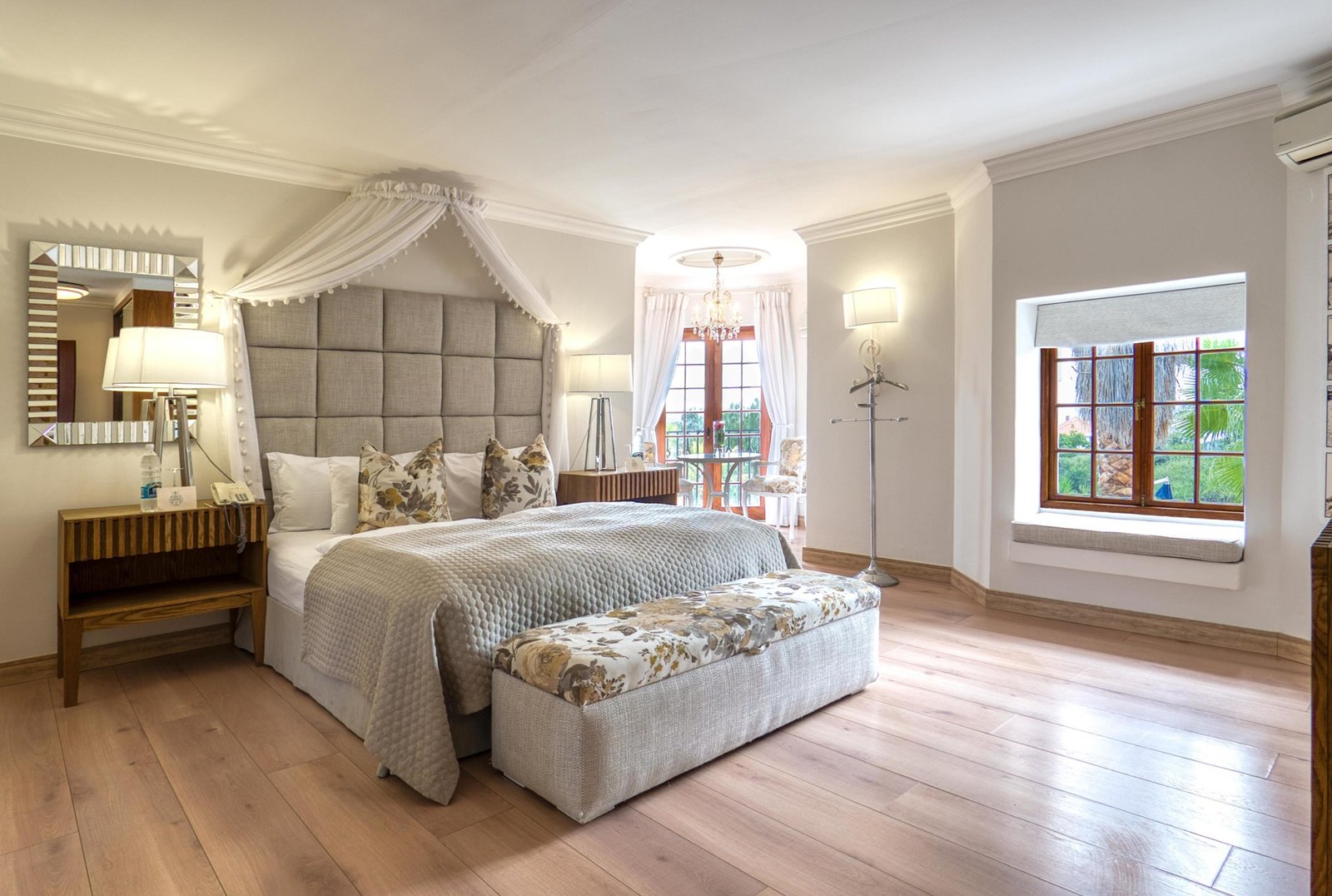 Schlafzimmer mit komfortablen Bett