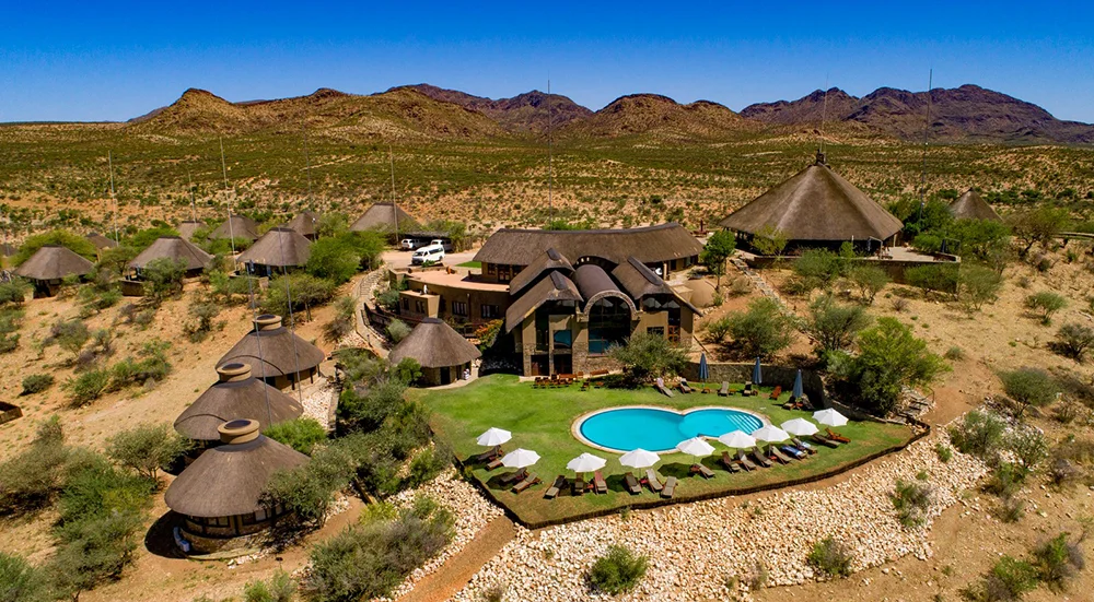 Hauptlodge mit Swimmingpool und umliegender Landschaft
