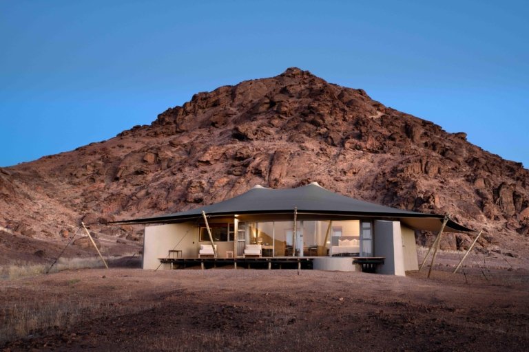 Zeltsuite von aussen mit privater Terrasse und Blick in die Natur.
