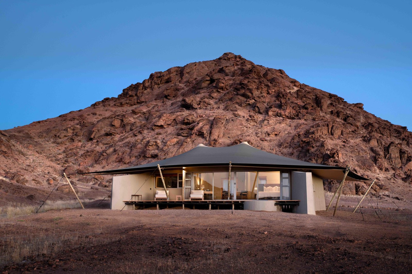 Zeltsuite von aussen mit privater Terrasse und Blick in die Natur.