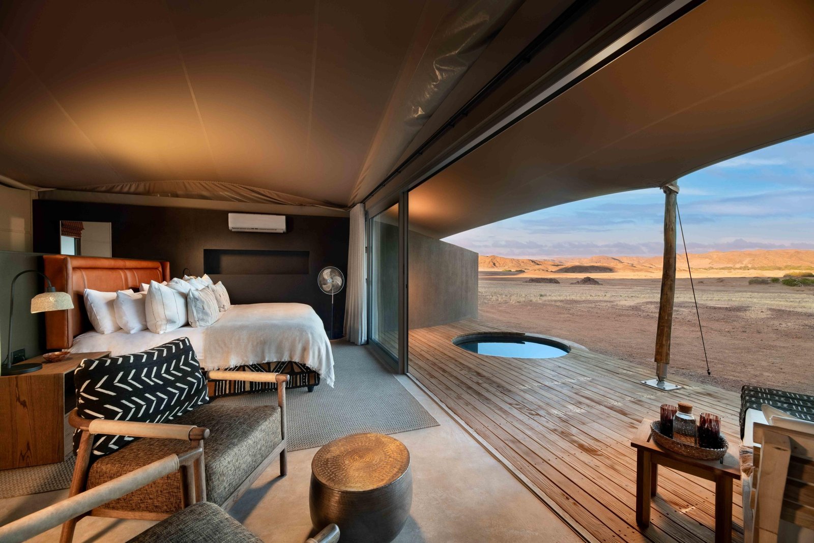 Schlafzimmer mit gemütlichem Bett, privater Terrasse und eigenem Plungepool