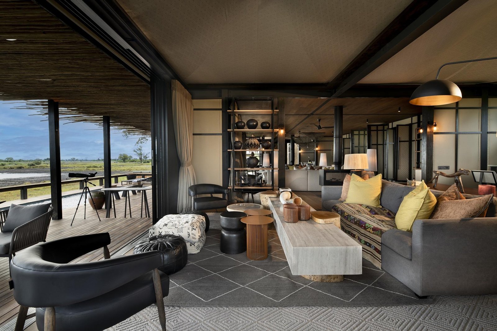 Eleganter Loungebereich der Hauptlodge mit luxuriösem Design