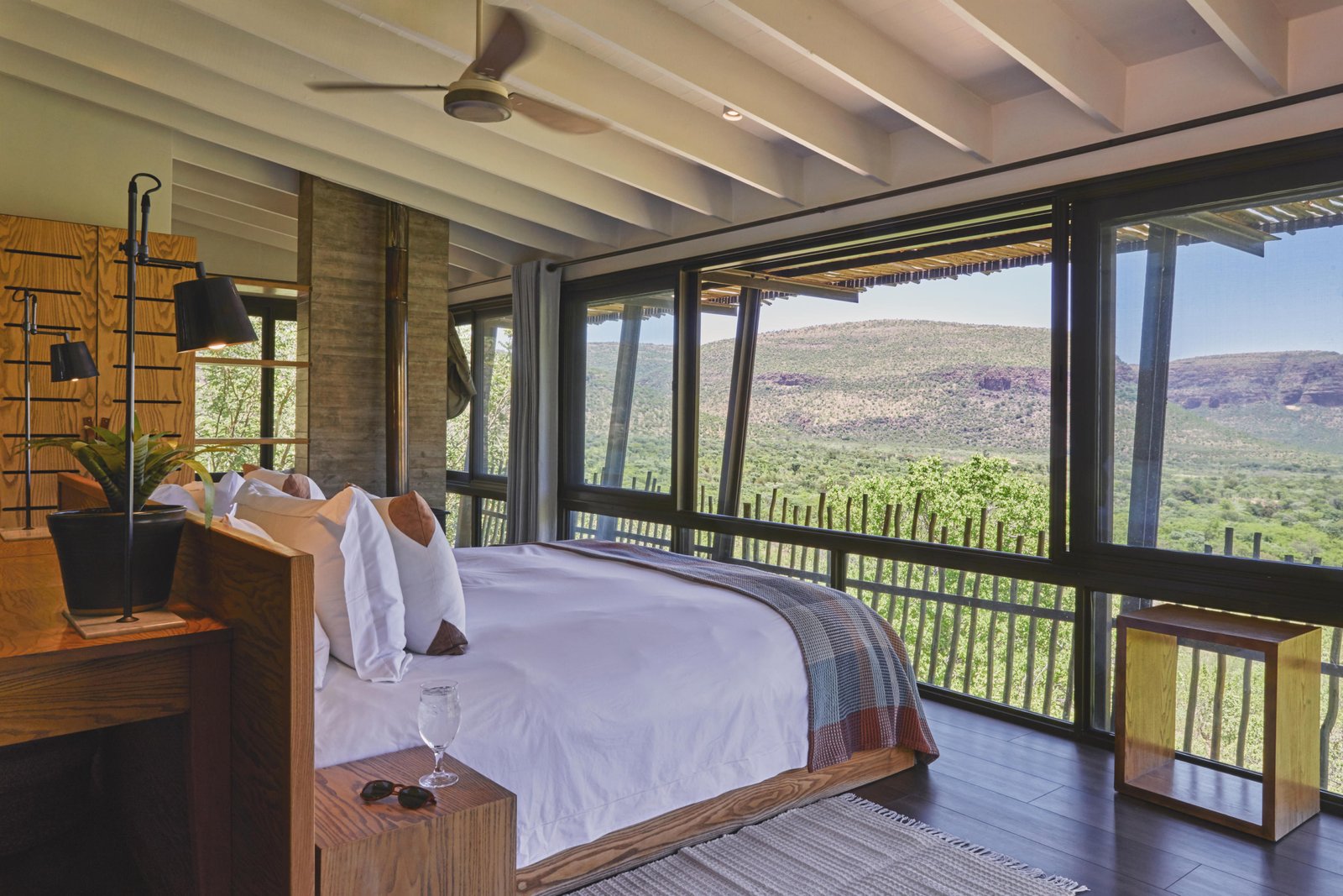 Schlafzimmer mit komfortablem Bett und weitem Blick auf die grüne Landschaft