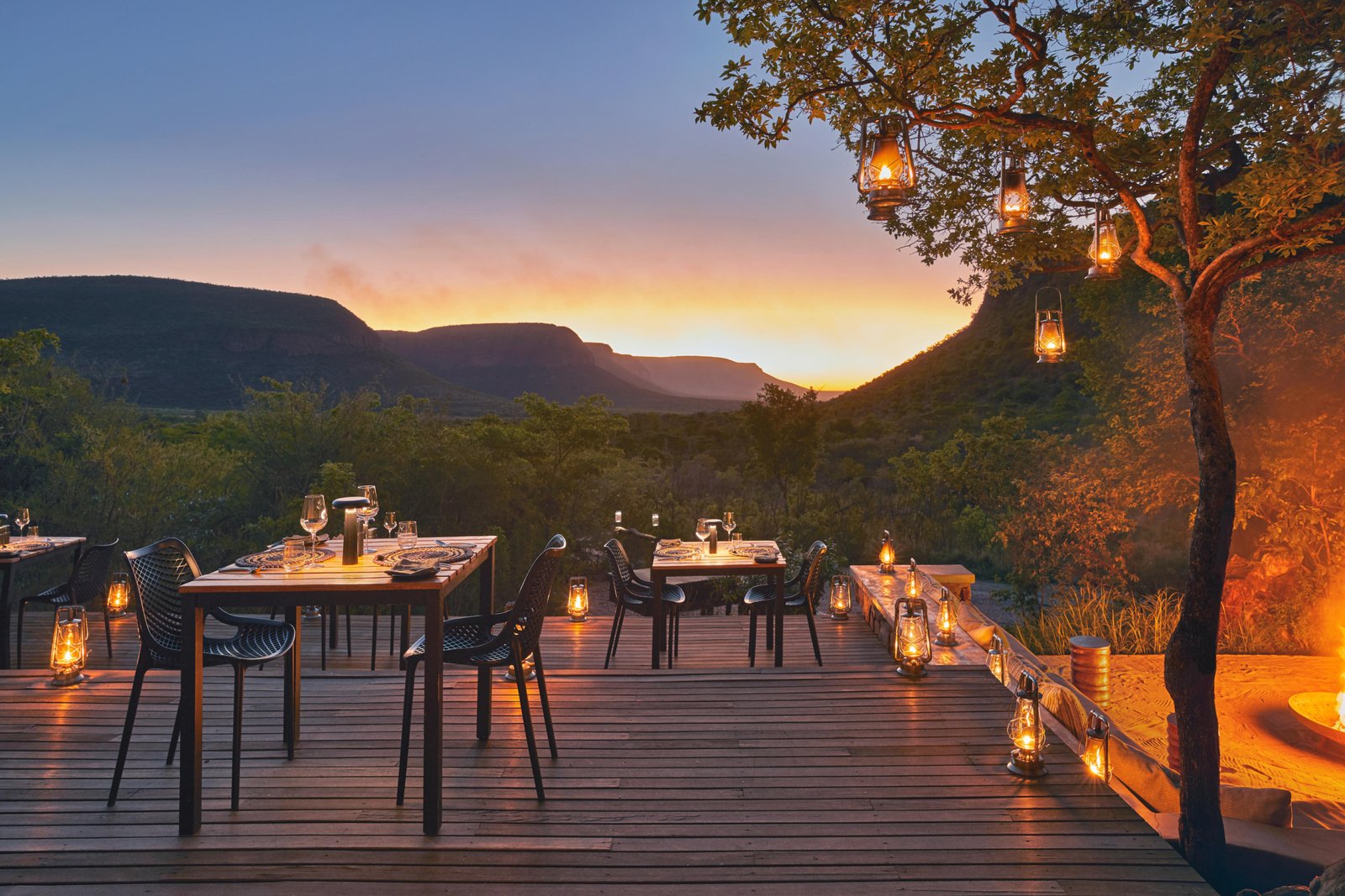 Abendessen auf der Terrasse bei Sonnenuntergang und Blick in die Natur
