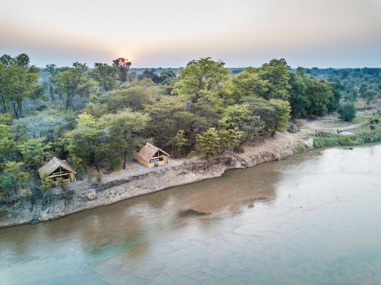 Mwaleshi Camp North Luangwa Nationalpark Sicht von oben auf das Camp direkt am Fluss