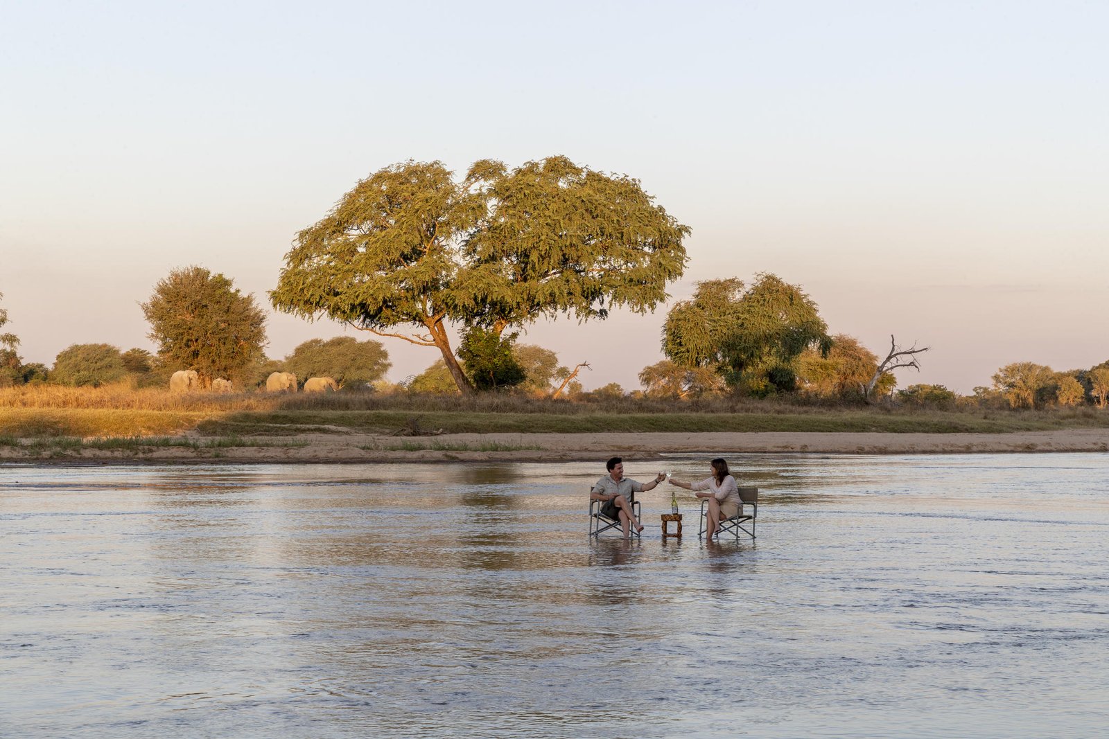 Mwaleshi Camp North Luangwa Nationalpark Sundowner im Fluss mit Stühlen