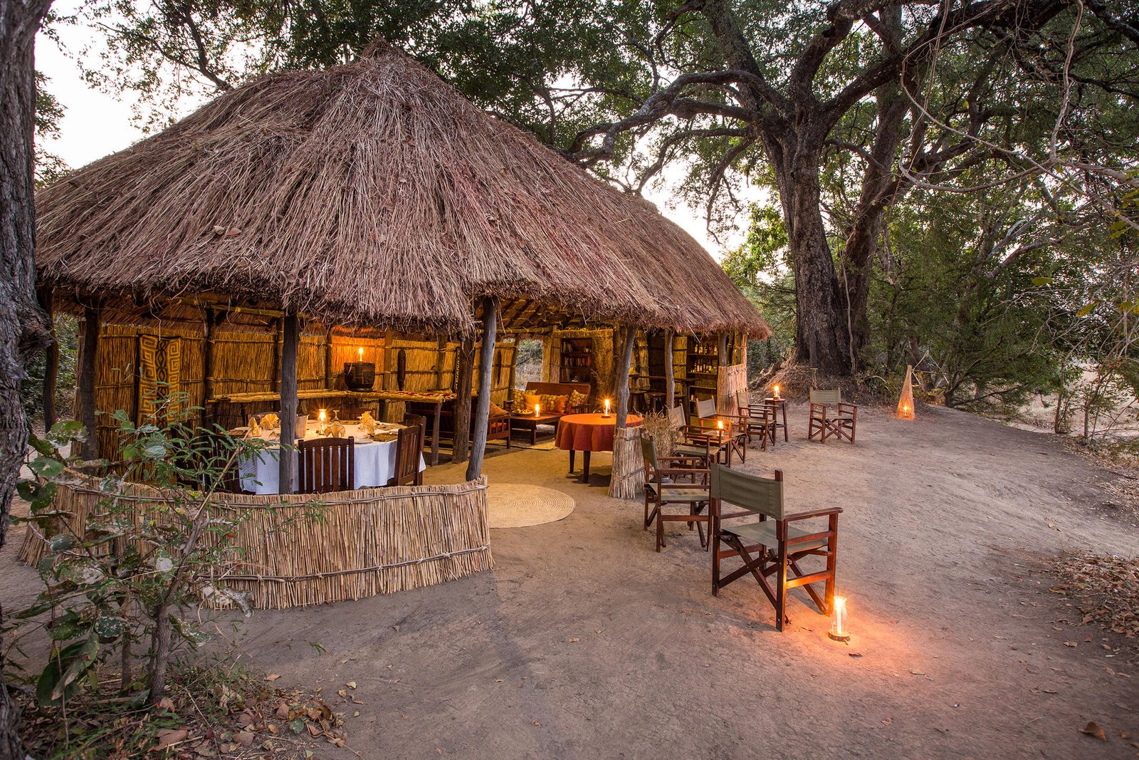 Mwaleshi Camp North Luangwa Nationalpark Hauptbereich mit Laternen