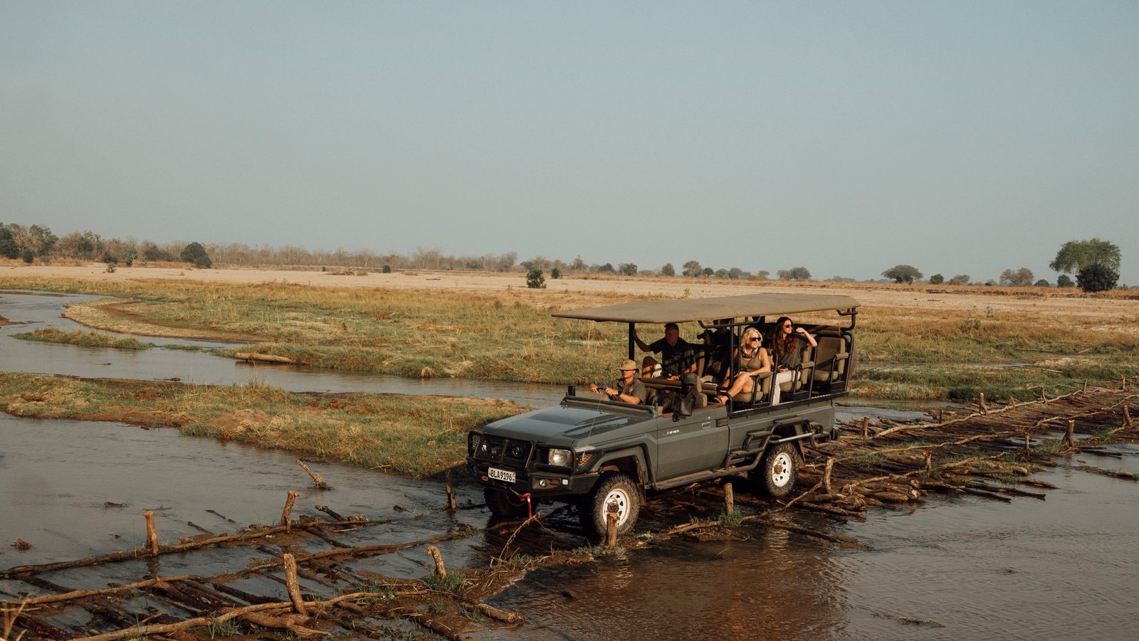 Kutandala Camp North Luangwa Nationalpark Pirschfahrt mit Überfahrt beim Fluss
