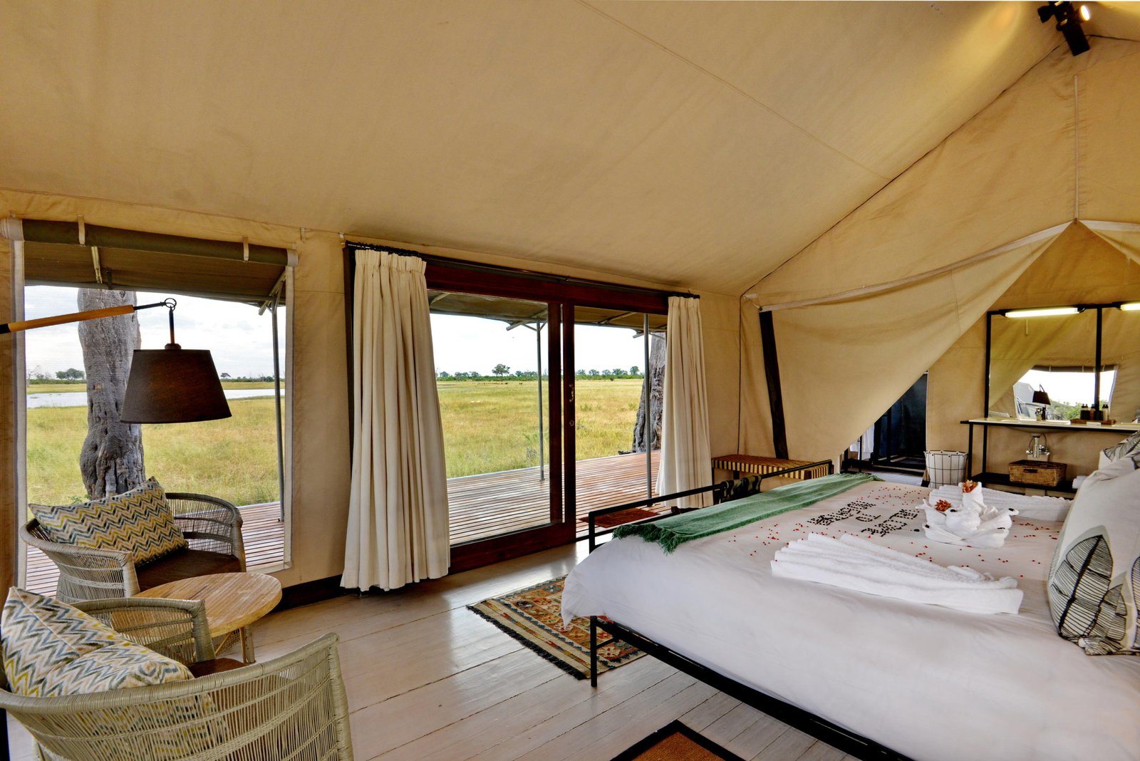 Zeltzimmer mit gemütlichem Bett und Blick auf das Wasserloch