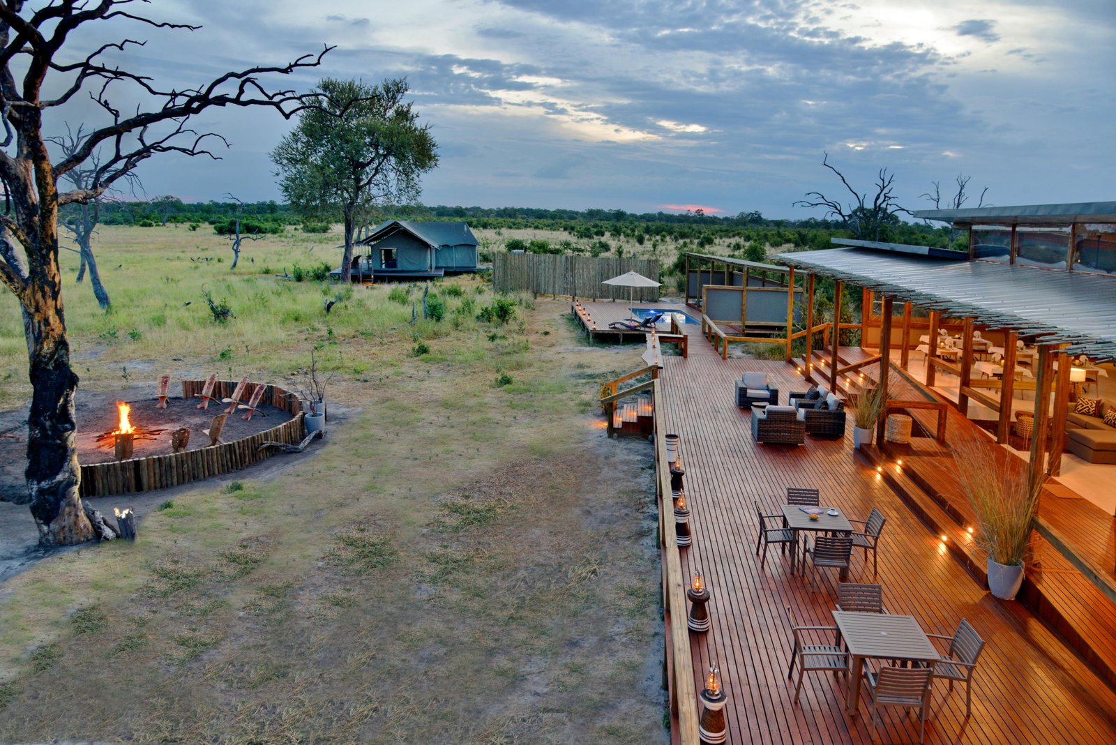 Hauptbereich der Lodge von oben mit Terrasse, Swimmingpool und Feuerstelle