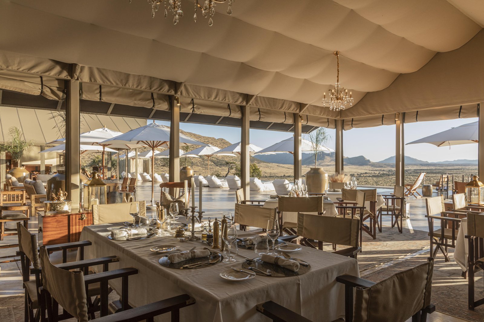Hauptbereich der Gmundner Lodge mit gedecktem Tisch und Blick auf die weite Landschaft