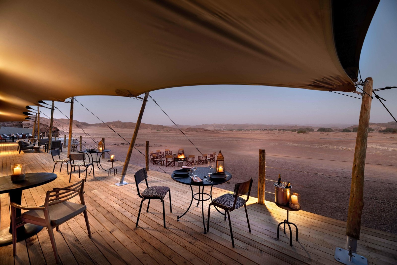 Gedeckte Tische in der Hauptlodge mit weitem Blick über die Landschaft