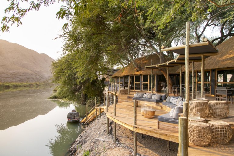 Loungebereich der Serra Cafema direkt am Kunene River