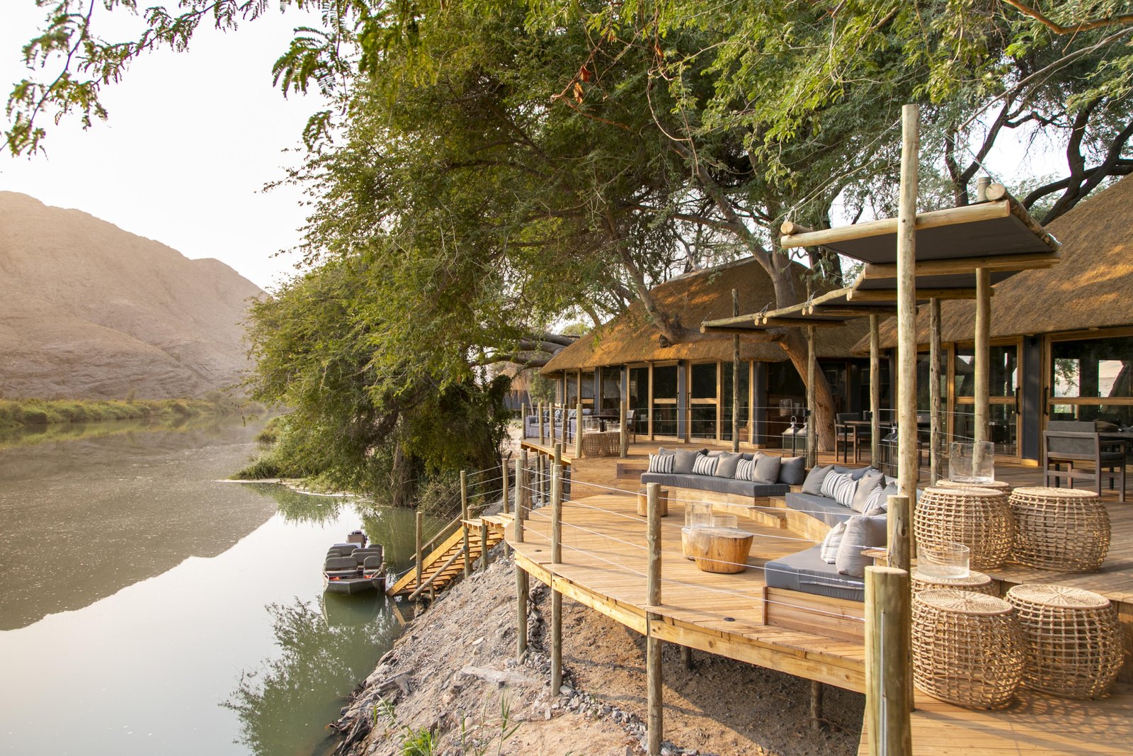 Loungebereich der Serra Cafema direkt am Kunene River