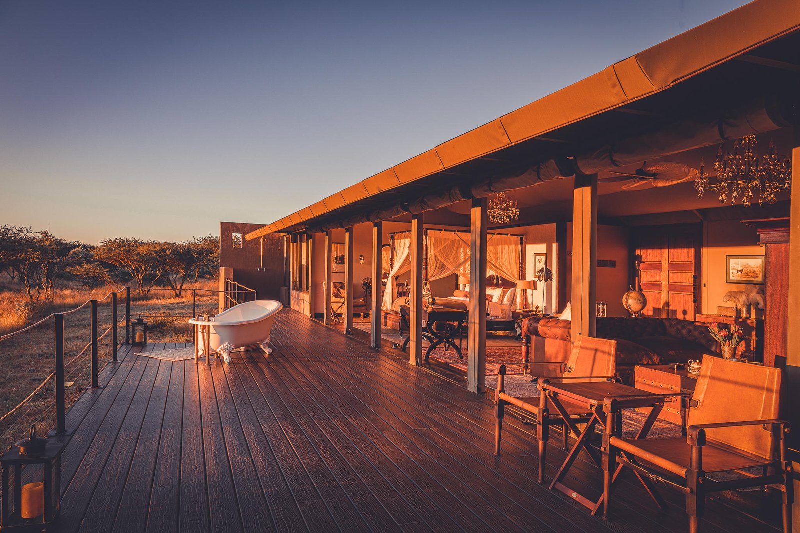 Zimmer mit grosser Terrasse mit freistehender Badewanne und Outdoorshower