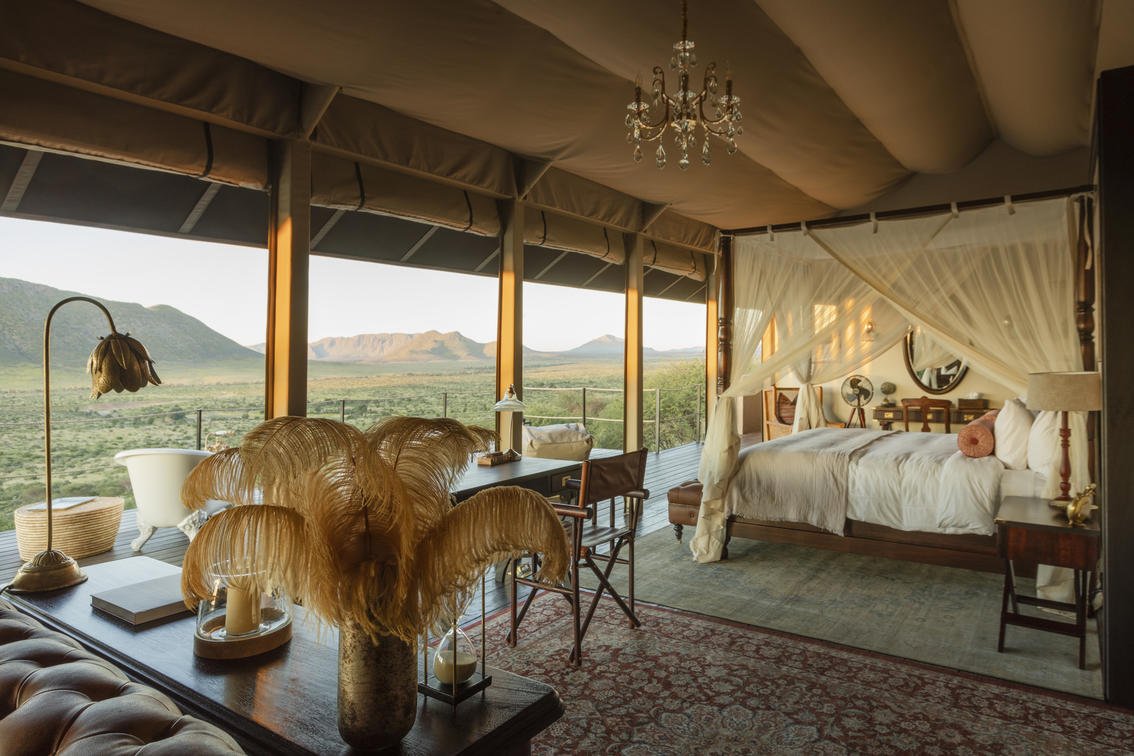 Schlafzimmer mit komfortablem Bett und Ausblick in die Natur
