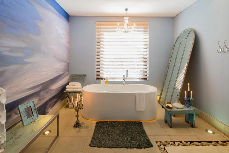 Badezimmer mit freistehender Badewanne