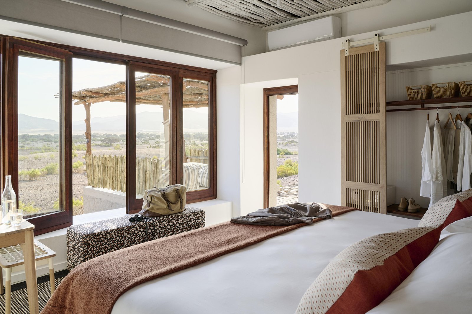 Gemütliches Schlafzimmer mit Blick auf die unberührte Natur