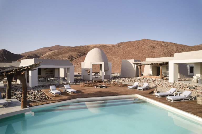 Hauptlodge der Okahirongo Elephant Lodge mit Swimmingpool und gemütlichen Liegen