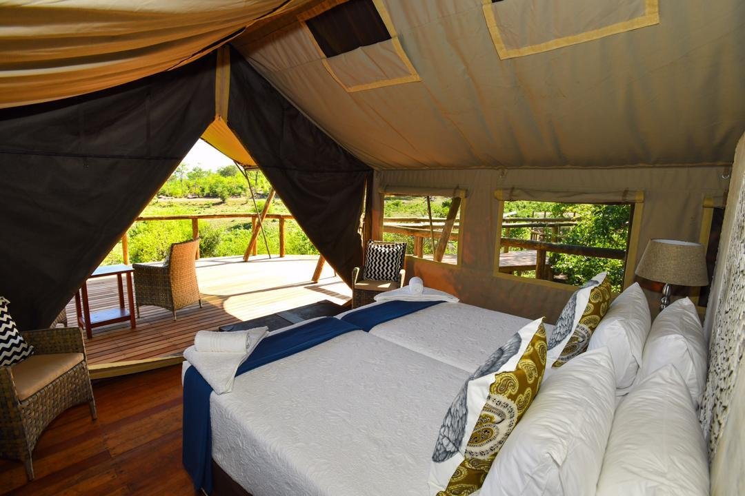 Zeltzimmer mit gemütlichem Bett und herrlichem Blick in die Natur