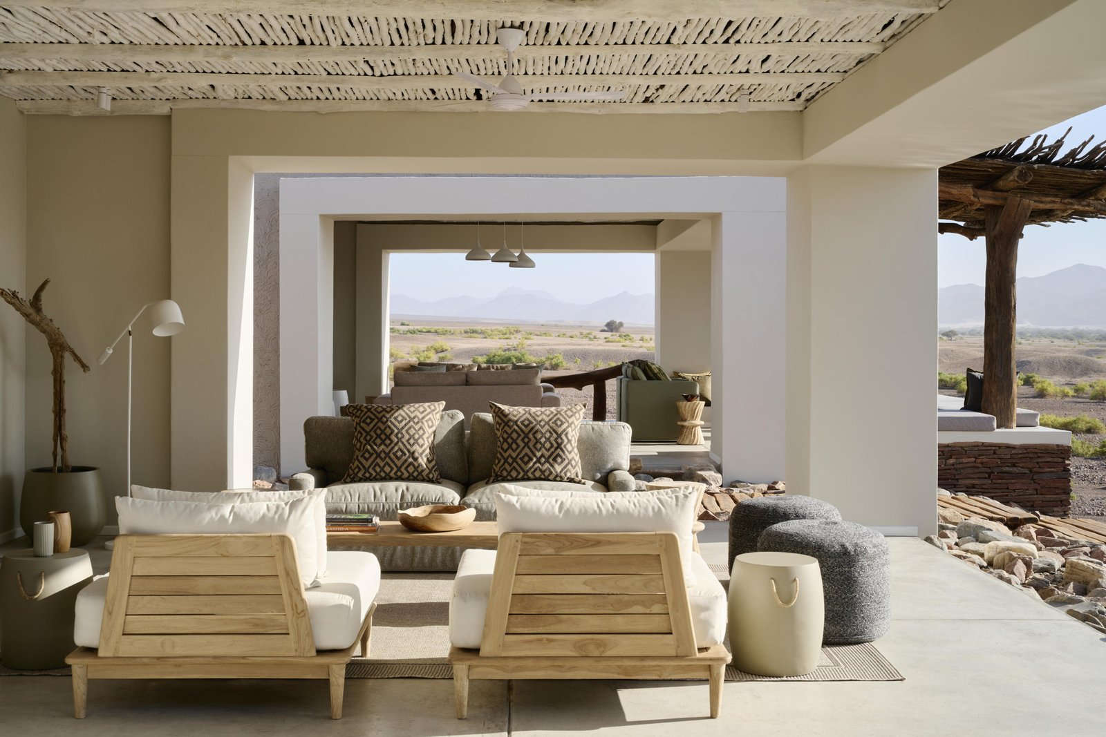 Loungebereich der Okahirongo Elephant Lodge mit Ausblick in die umliegende Landschaft