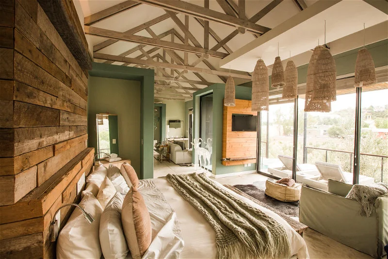 Schlafzimmer mit komfortablen Bett