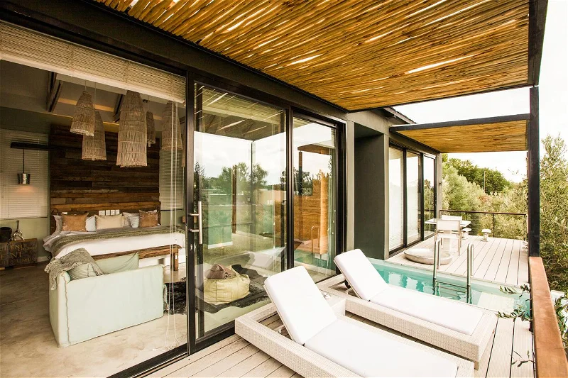 Schlafzimmer mit privater Terrasse und eigenem Plungepool