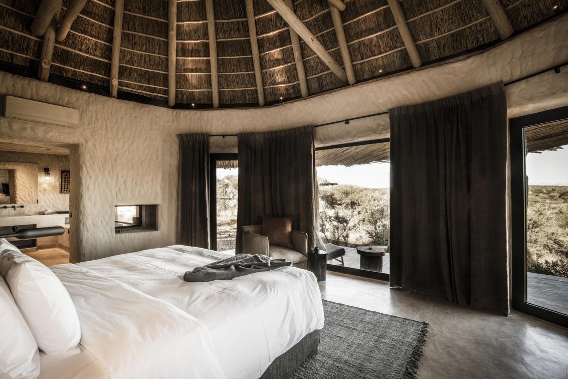 Schlafzimmer mit Blick auf die Terrasse und die umliegende Landschaft