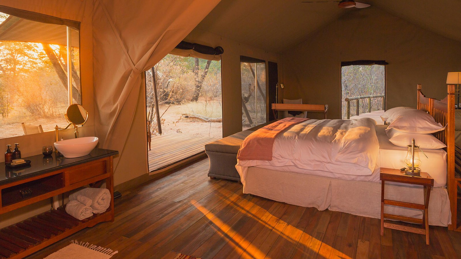 Zeltzimmer mit gemütlichem Bett und Blick in den Busch